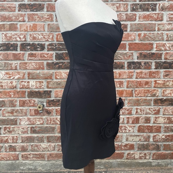 Romeo & Juliet Couture black satin cocktail dress with floral appliqué / NWOT - Picture 3 of 11